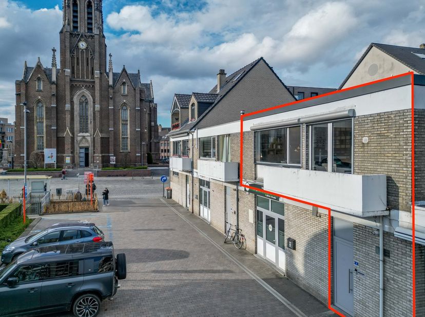 Wonen in het hart van Lanaken<br />
<br />
Dit verzorgde appartement met een privatieve inkom is gelegen aan het Gemeenteplein 3 bus 11 te Lanaken, pa