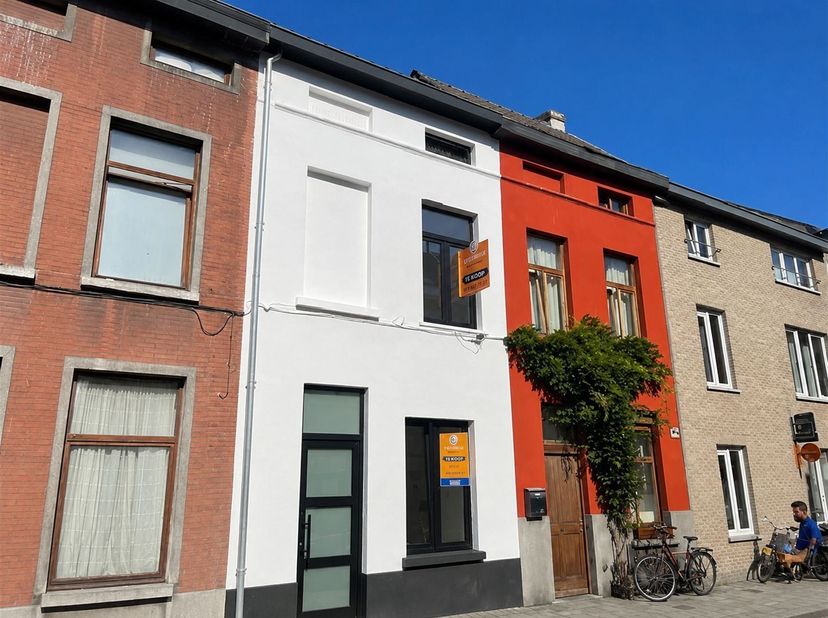 Hippe leuke volledig vernieuwde rijwoning  met 2 slaapkamers en kleine buitenruimte nabij Centrum Gent op de rand van de Brugsepoort. Deze leuke rijwo