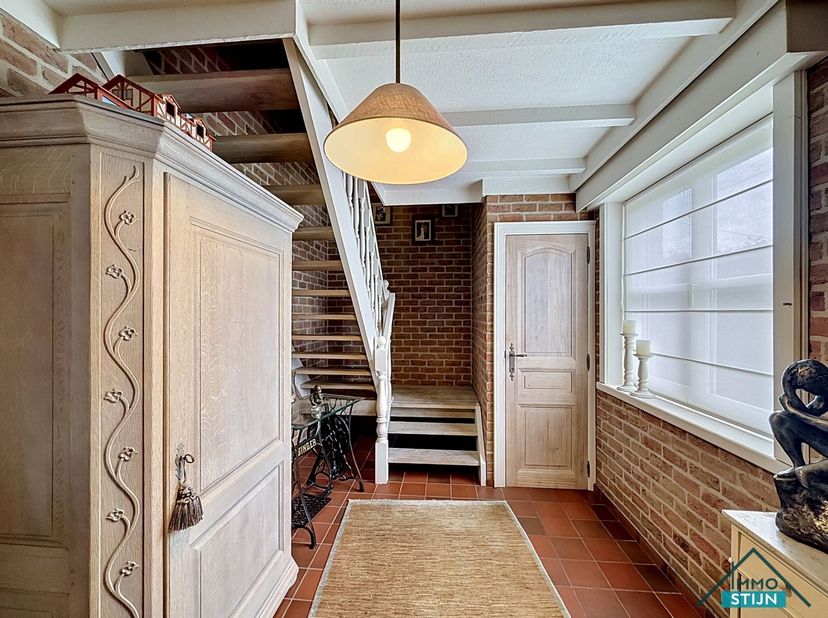 In een rustige en aangename omgeving, vlak bij het bosrijke domein rond het Kasteel d’Aertrycke, vinden we deze charmante woning terug. De woning geni