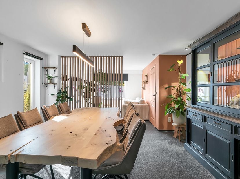 In de Herestraat 114 te Zonhoven vinden we deze ruime en verzorgde woning op een mooi perceel van 651,57 m². Gelegen in het populaire Zonhoven geniet