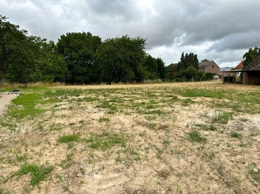 Landelijk en rustig gelegen bouwgrond HOB met  naastgelegen stapelplaats inclusief op 11a 65ca. De te renoveren stapelplaats kan dienst doen als bijhu