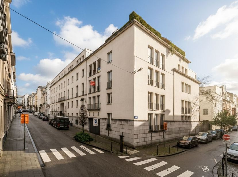 Spacieux et lumineux appartement au 1ier étage de la belle résidence St Louis Court, située à quelques pas des institutions européennes. L'appartement