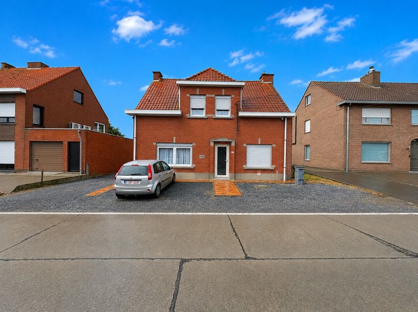 Op zoek naar een ruime en lichtrijke alleenstaande woning vlak bij het centrum van Roeselare? Deze instapklare woning biedt comfort, ruimte en een uit