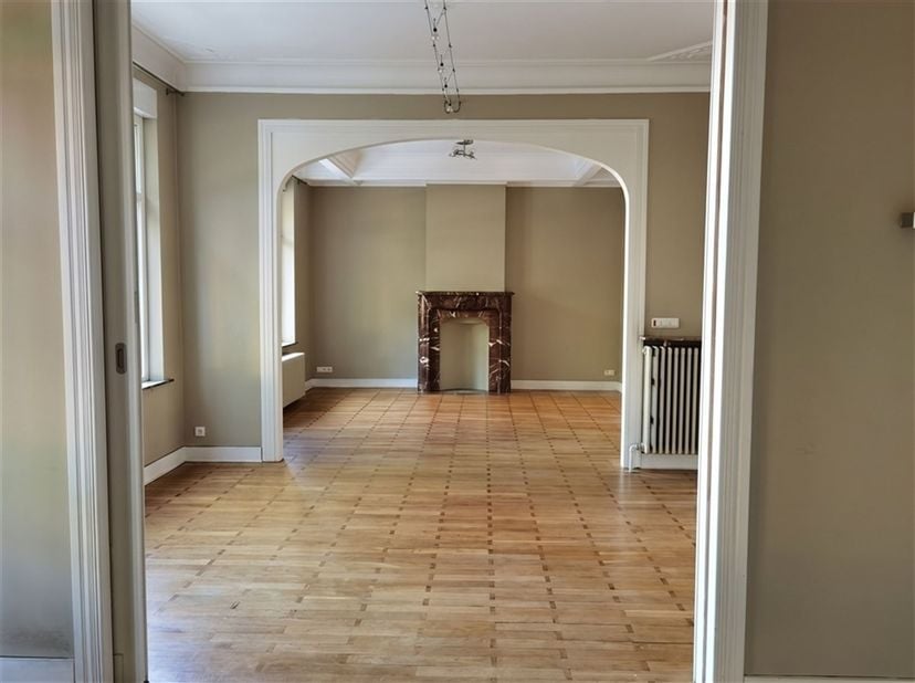 Splendide rez-de-chaussée de 180m² dans un immeuble de style, rénové avec matériaux de haute qualité. Il se compose de splendides réceptions avec parq