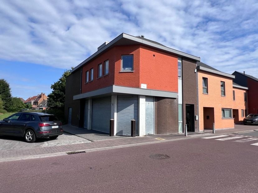 Splendide immeuble mixte, bénéficiant d'une excellente situation ainsi que d'une visibilités parfaite.<br />
<br />
REZ DE CHAUSSÉE : Une "friterie" a