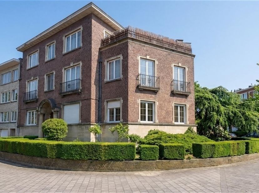 Schaarbeek – Elegant appartement van ca. 207 m² met terras, dubbele garage en kelder<br />
<br />
Gelegen in de Heliotropenstraat, in een kleine mede-