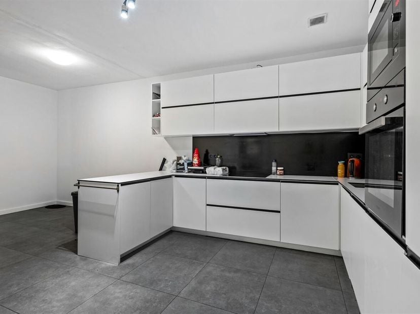 Opbrengsteigendom met handelsgelijkvloers en 2 appartementen<br />
Deze opbrengsteigendom in Turnhout combineert een handelsgelijkvloers met twee comf