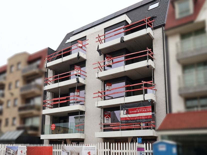 Geniet van comfortabel wonen aan zee in dit stijlvolle gelijkvloerse appartement in woonproject Maro, op slechts 5 minuten wandelen van het strand. De