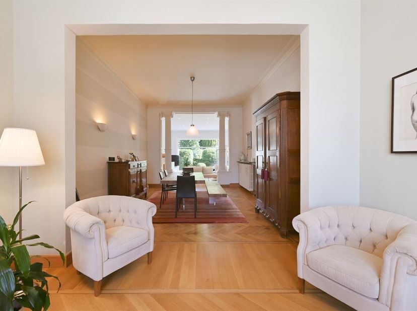 Deze unieke, gerenoveerde herenwoning is gelegen in het centrum van Kapelle-op-den-Bos op een perceel van 7a 13ca en beschikt over een bewoonbare oppe