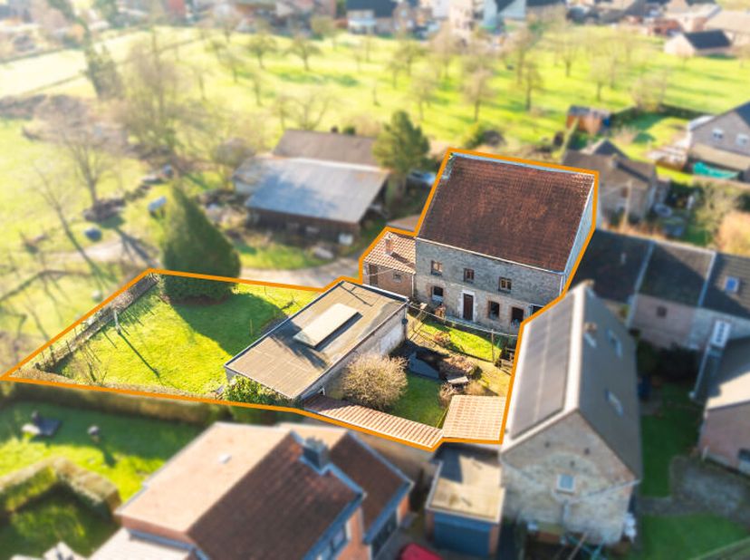 Maison de caractère (+/- 147m² daprès PEB) 2 à 3 chambres, garage, ateliers, cour et jardin idéalement située dans un cadre verdoyant à St-Remy. Elle