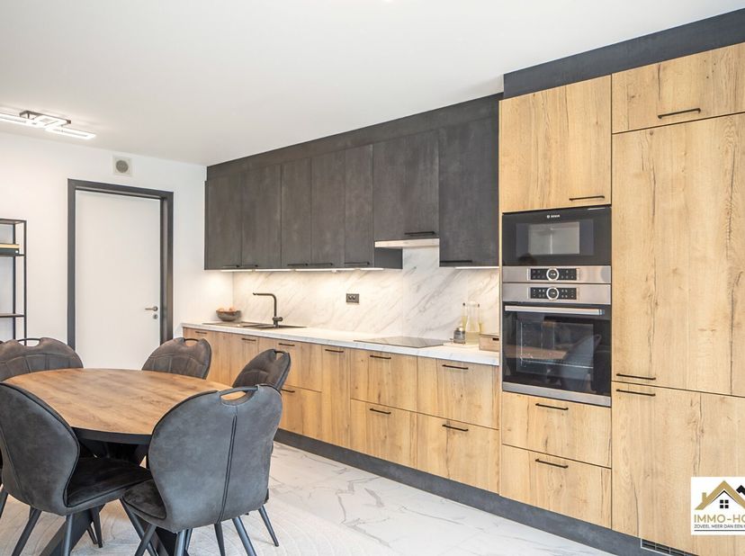 Recent en verzorgd 2-kamerappartement met terras, gelegen in een rustige woonomgeving in Sint-Amandsberg. Het appartement maakt deel uit van een moder