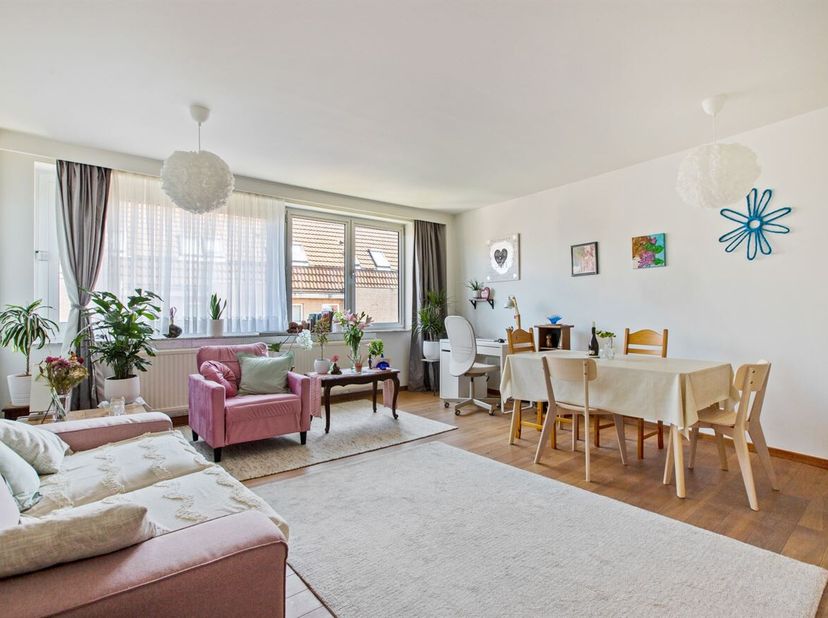Cet appartement situé au quatrième étage bénéficie d'un emplacement exceptionnel au 61 de la Brusselstraat, au coeur de Louvain. Les commerces, les éc