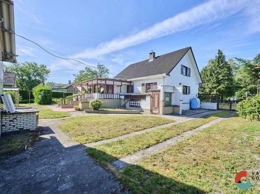 Te renoveren woning op ruim perceel van maar liefst 16 are, deze woning is gelegen in een groene omgeving en biedt tal van mogelijkheden. <br />
De in
