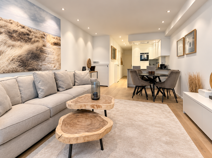 Op een uitstekende ligging, op slechts enkele passen van de zee, bevindt zich dit smaakvol en recent gerenoveerde appartement. De stijlvolle afwerking