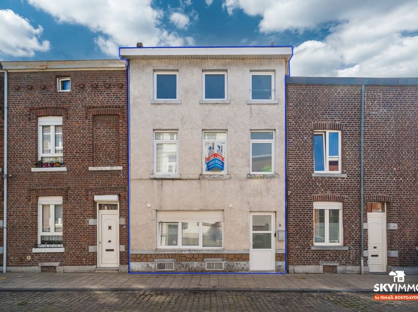 L'agence SKYIMMO est ravie de vous présenter cette magnifique maison 4 chambres située à Liège, se compose comme suit :<br />
RDC : Hall d'entrée (5)