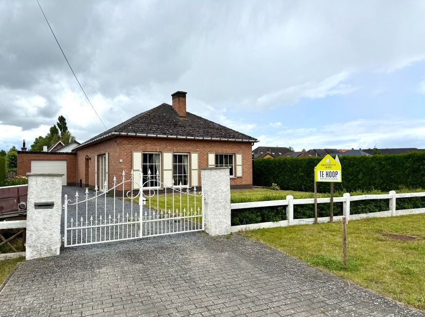 Nabij verscheidene invalswegen treffen we deze op te frissen woning aan. Dankzij zijn ideale ligging is de woning zeer vlot bereikbaar.&amp;nbsp;<br />
De