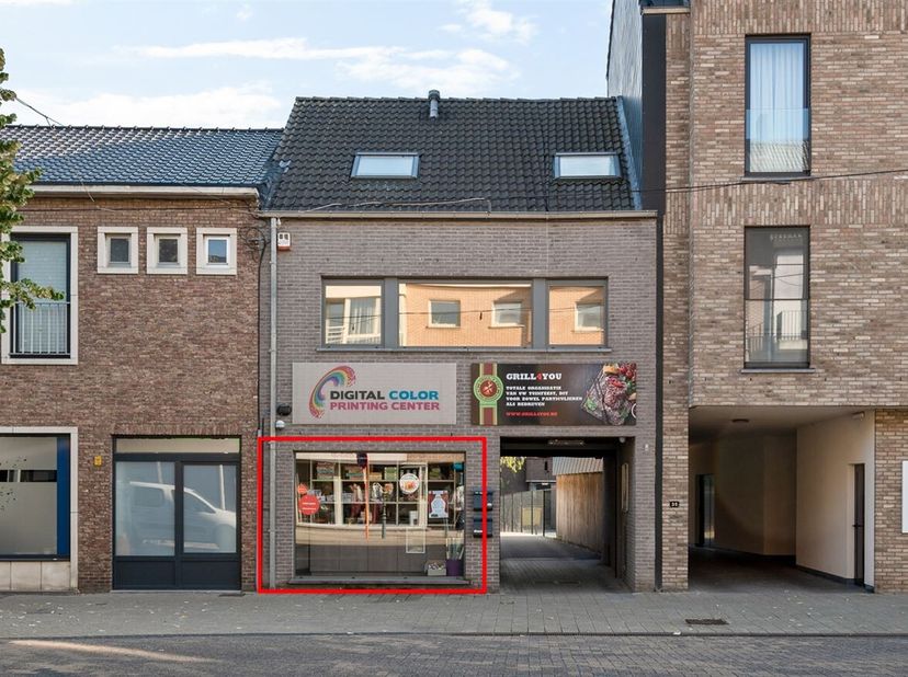 Handelsruimte van +/- 85 m² aan de meest commerciële straat van Beerse, met eigen parking voor klanten  ! <br />
Eventueel dienstig als winkelruimte o
