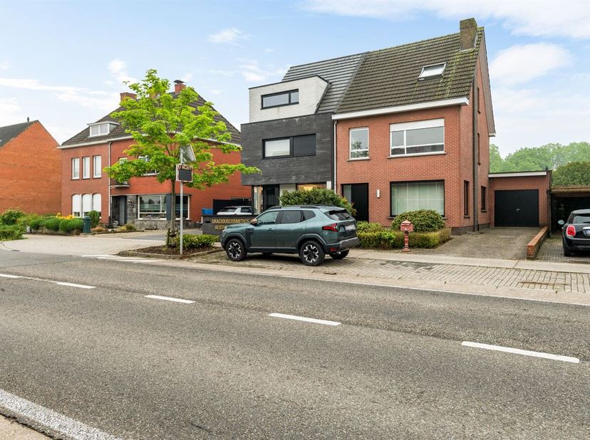 Gezinswoning met 4 slaapkamers, garage en zuidwestgerichte tuin<br />
Gelijkvloers<br />
Via de inkomhal betreedt u de woning en komt u in de ruime wo