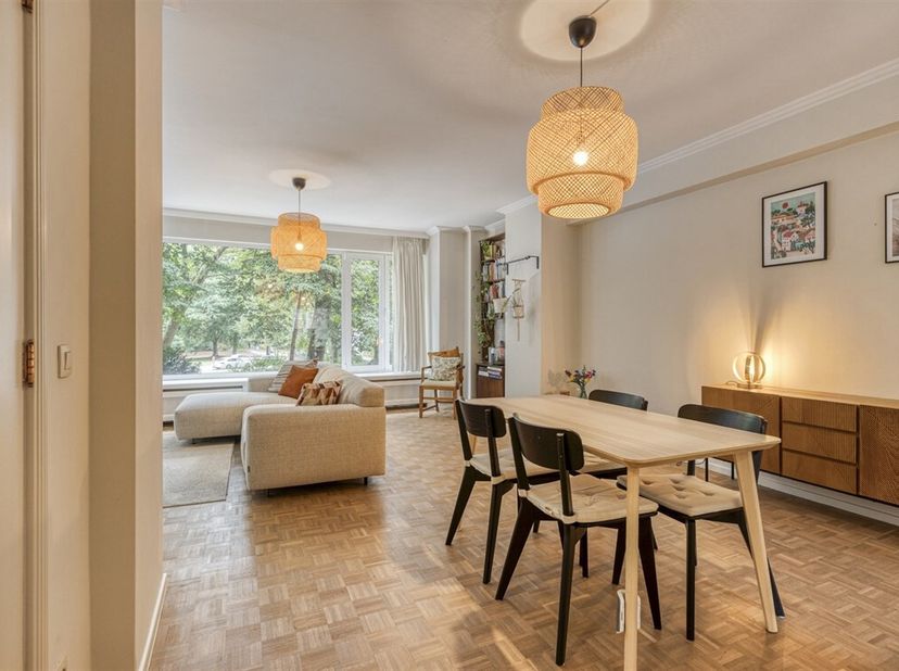 Ontdek dit instapklare appartement van 110 m², gelegen op de eerste verdieping van een verzorgd gebouw met lift. <br />
Via de ruime inkomhal met inge