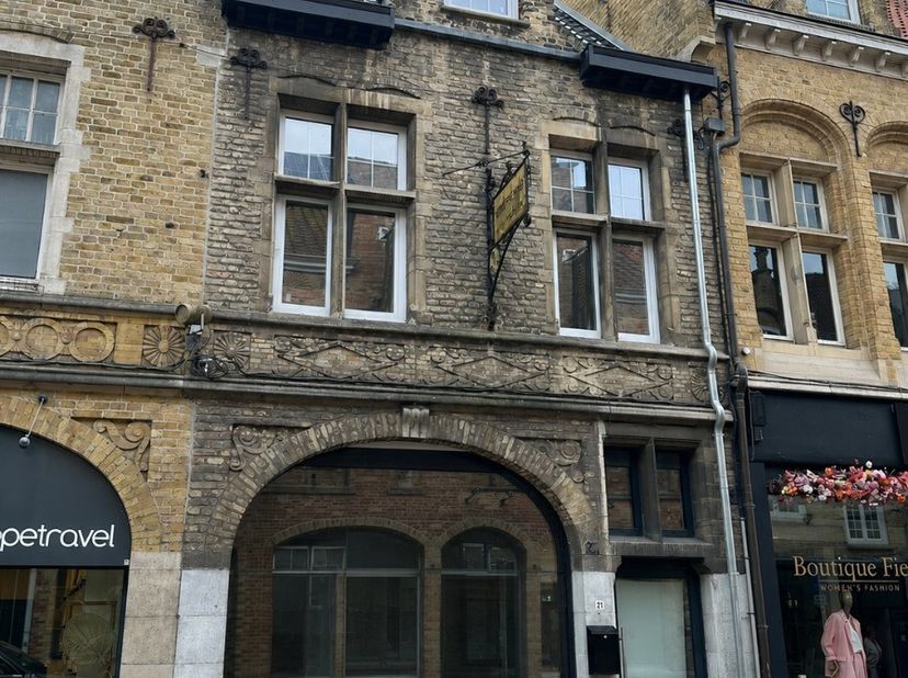 Handelspand in de Ooststraat, hartje centrum Veurne. Dit handelspand biedt een commerciële toplocatie in een levendige winkelstraat, ideaal voor wie z