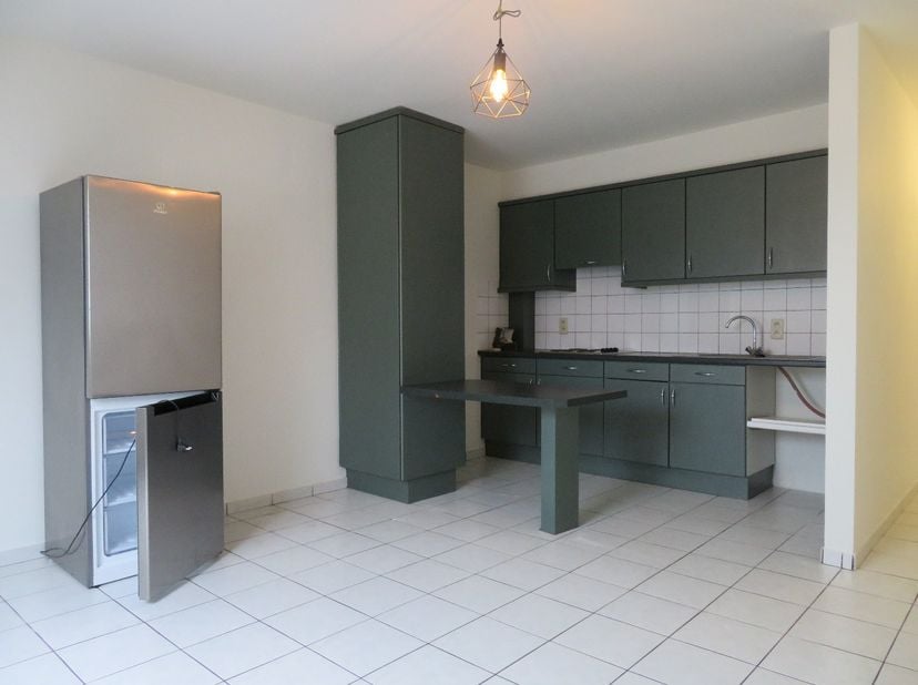 Knus appartement (2de verdieping ), gelegen in dorpskern van Neeroeteren. <br />
<br />
Indeling : <br />
Inkomhal met tegelvloer.<br />
Woonkamer met