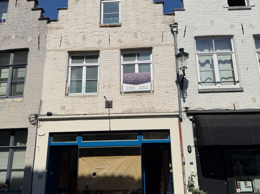 Op een toplocatie in het centrum van Brugge bieden wij dit volledig gerenoveerde en geschilderde appartement aan, gelegen op de eerste verdieping.<br