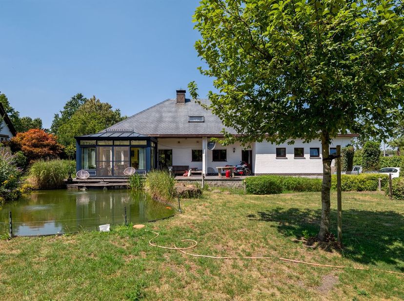 Ligging: Deze vrijstaande villa is gelegen op een perceel van ca. 2.226 m² aan de Bredabaan in Brasschaat. Dankzij de centrale ligging bevinden winkel