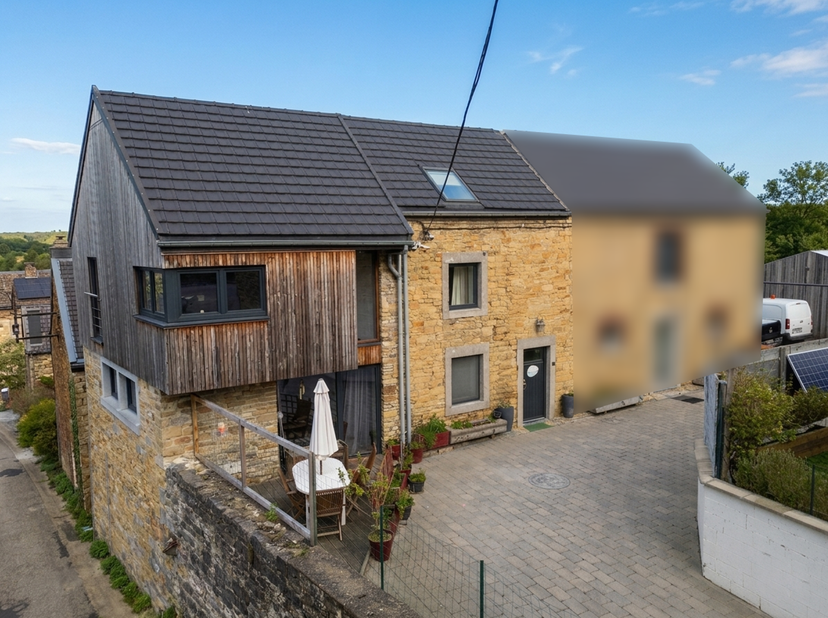 REZ-DE-CHAUSSEE : ± 38m²<br />
- Cuisine de ± 18 m² sur carrelage (machine à café, lave-vaisselle, four, taque vitro-céramique, frigo américain),<br /