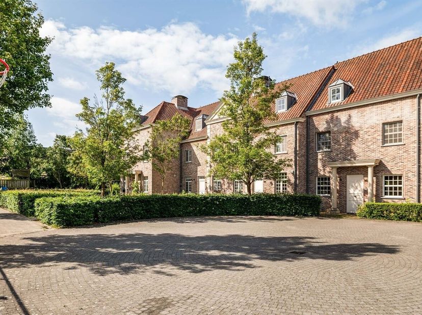 Instapklare rijwoning in een exclusief,afgesloten woonerf.<br />
Deze charmante rijwoning is gelegen in een uniek en rustig woonerf bestaande uit slec