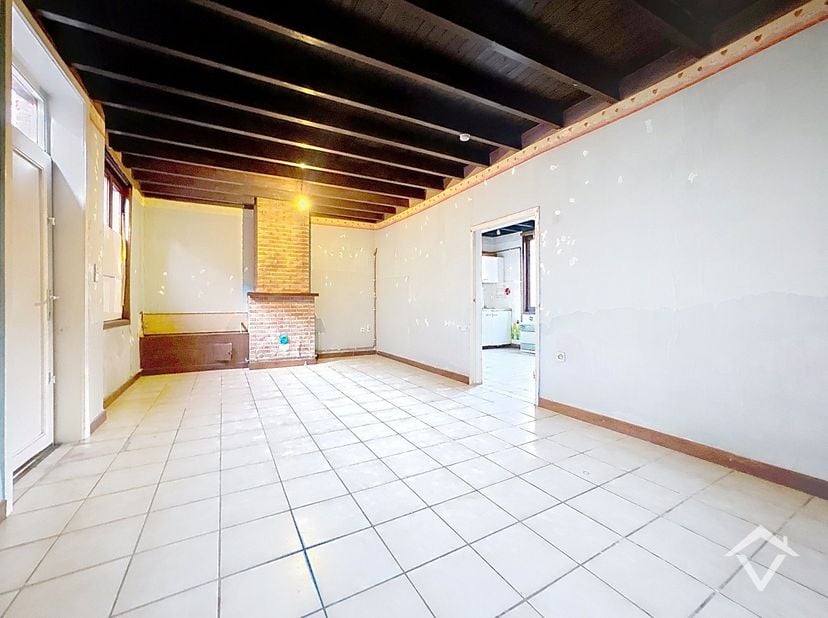 Deze instapklare woning is gelegen in het centrum van Koekelare en bestaat uit: living - keuken - groot terras - diverse opbergruimten - toilet - badk