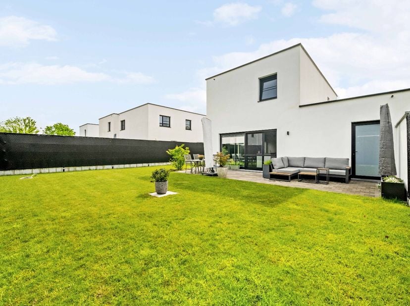 ZEDELGEM - PRIX DE DÉPART - OFFRE EXCEPTIONNELLE : MAISON RÉCENTE 3 CHAMBRES SEMI-OUVERTE avec JARDIN et GARAGE intégré. Presque neuve sans régime de