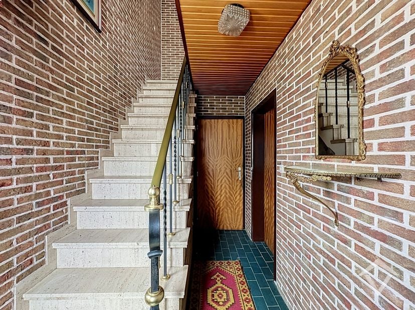 Op een boogscheut van het bruisende centrum van Diksmuide, in Beerst, bevindt zich deze solide woning op een vlot bereikbare ligging nabij tal van voo