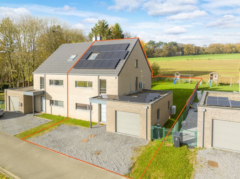Rez-de-chaussée de ±112m² : <br />
-Hall d'entrée de ±6m² sur carrelage avec vestiaire sur mesure et wc indépendant avec évier,<br />
-Séjour de ±59m²