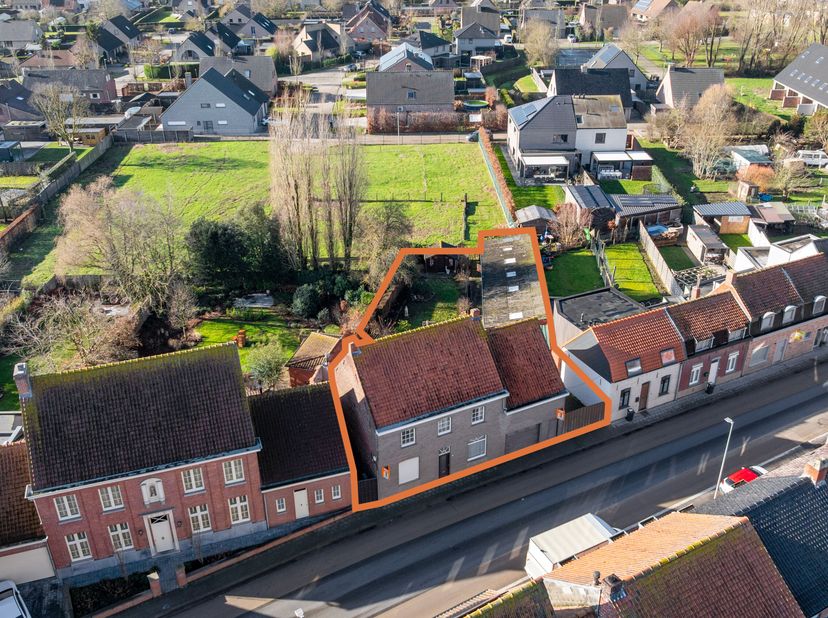 Deze te renoveren woonst is gelegen op fietsafstand van het centrum Ieper en biedt tal van mogelijkheden.<br />
Het gelijkvloerse bestaat uit een hal