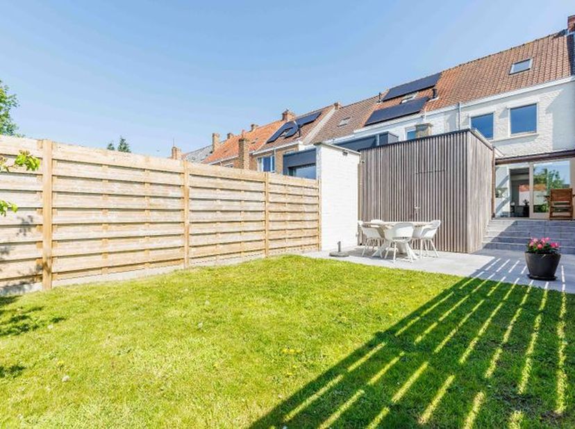 Deze volledig vernieuwde woning is afgewerkt tot in de puntjes en verkeert in nieuwstaat. Dankzij de vele ramen geniet je in elke ruimte van een aange