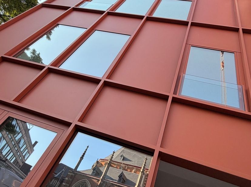 Ontdek dit modern en energiezuinig duplex appartement in Hasselt, ideaal gelegen in het bruisende stadscentrum. Dit Unieke dakappartement combineert a