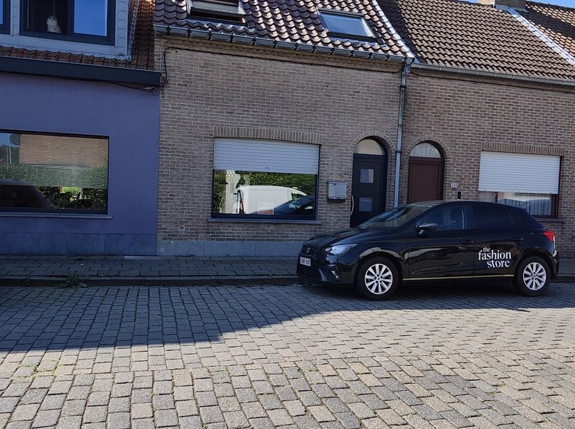 Instapklaar netjes onderhouden rijwoning te Stene/Oostende.<br />
Buitenruimte/terras met veel lichtinval ZW gelegen.<br />
Schrijnwerk in PVC.<br />