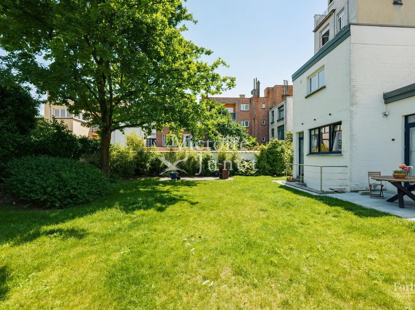 Bien présenté par Debora Peruch Tel : 0476/71.28.17 ou debora.peruch@victoire.be<br />
Victoire | Junot vous propose cette magnifique maison de ville