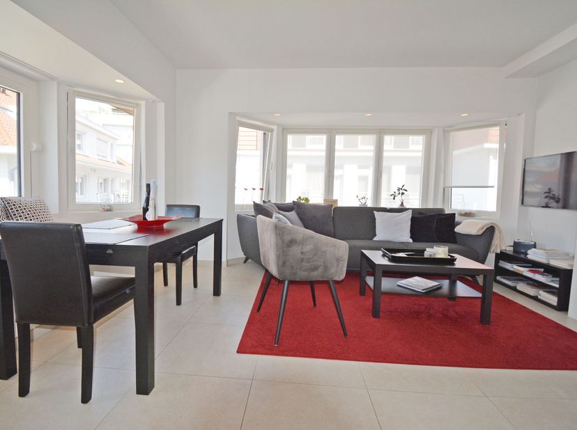 Idéalement situé, à quelques pas de la plage, cet appartement de 2 chambres est bien équipé et confortable.<br />
<br />
L'appartement offre un espace
