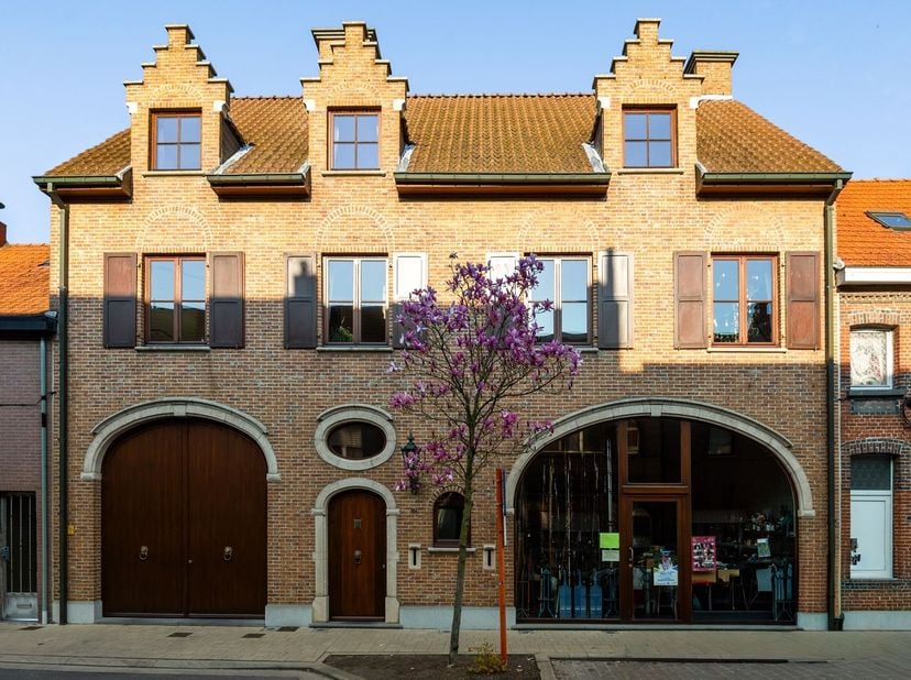 Spacieux immeuble résidentiel et commercial avec 4 chambres à coucher et une grande terrasse à un emplacement commercial de choix<br />
Sur un axe de