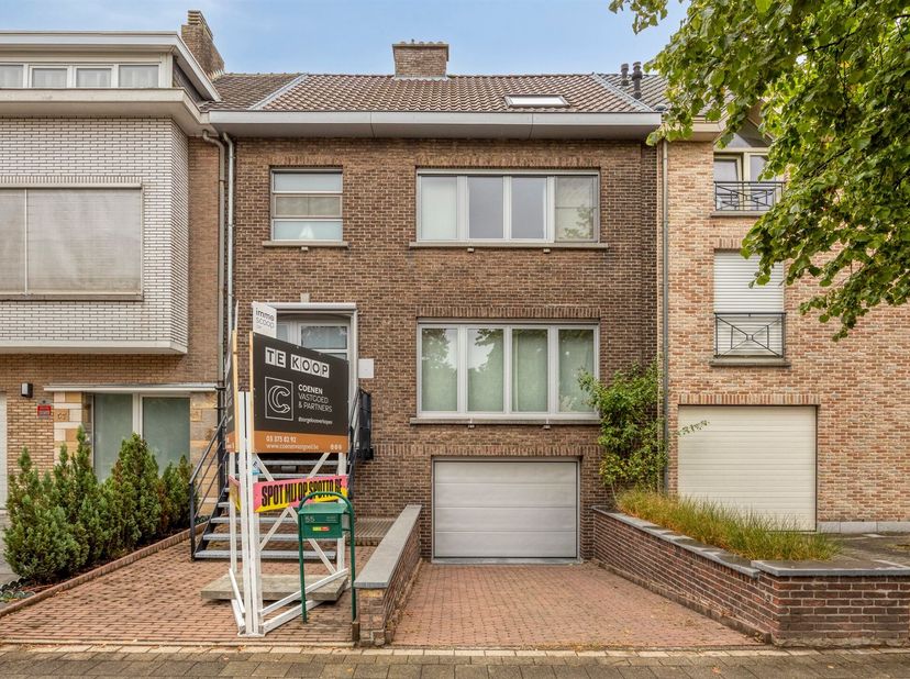 Deze ruime bel-étagewoning combineert een royale woonoppervlakte van 231 m² met een aangename buitenruimte en een energiezuinig karakter. De woning we