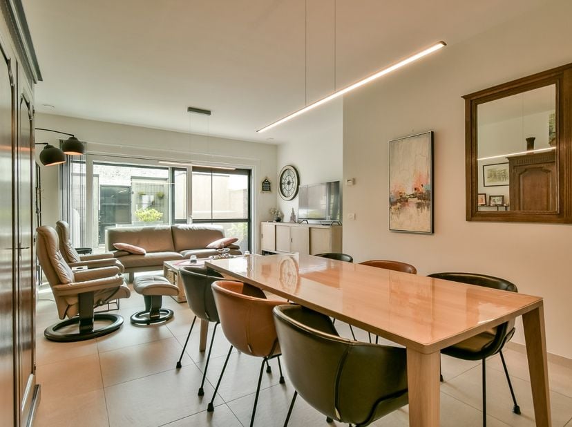 Welkom in Noordhof 22, een recente woning met hoogwaardige materialen en voorzien van alle hedendaags comfort. De woning beschikt over een EPC-label A