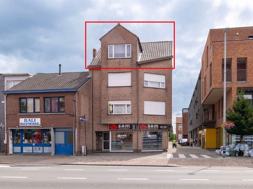 Ruim dakappartement met terras<br />
Indeling:<br />
Ruime woonkamer met ingerichte keuken, badkamer/wasplaats, erg ruime slaapkamer met toegang tot t