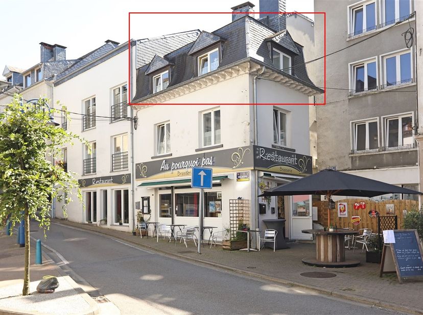 Duplex au second étage d'un immeuble de 3 niveaux  situé au centre de Bouillon-sur-Semois.<br />
Avec son entrée indépendante, il se compose d'un hal