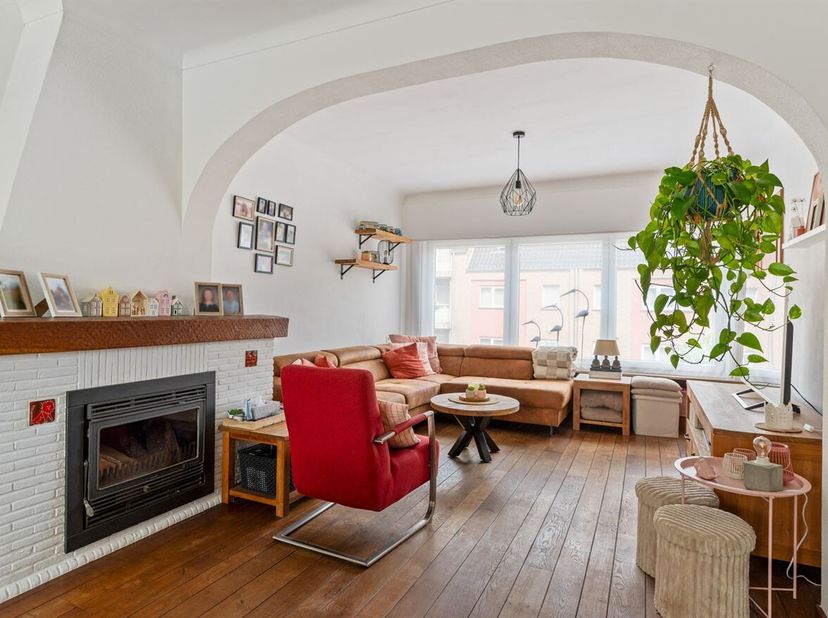Instapklare bel-etage met 3 slaapkamers op 218 m²<br />
Ligging:<br />
Rustig gelegen nabij winkels, scholen, openbaar vervoer en met een vlotte verbi