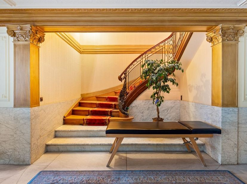 Statige herenwoning met praktijkruimte en uitzonderlijk authentiek karakter<br />
Aan de prestigieuze Jan Van Rijswijcklaan bevindt zich deze unieke e