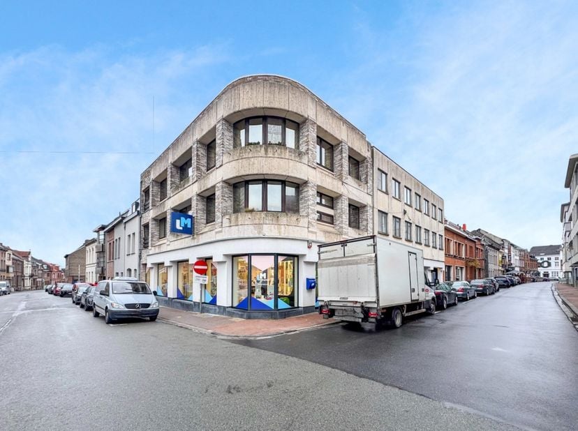 Ruim en instapklaar appartement in het centrum van Zottegem en op wandelafstand van het station. Dankzij de uitstekende ligging geniet u van een bijzo