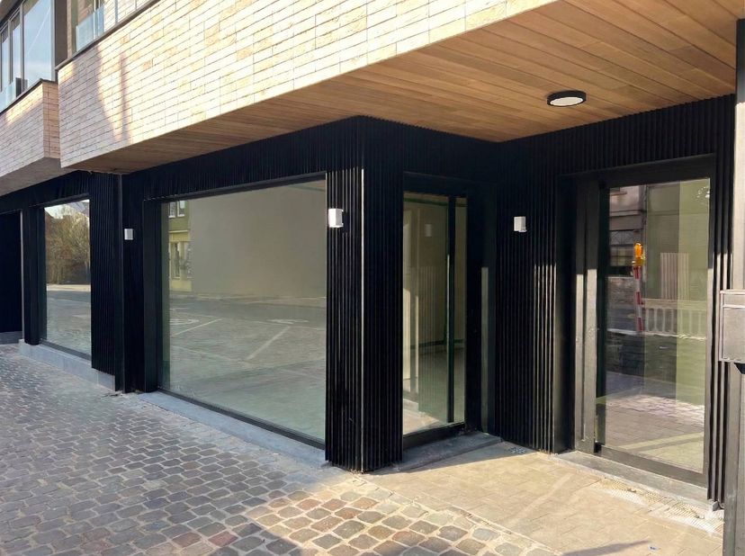 Handelsgelijkvloers van ca. 60m² gelegen in de Wallenstraat te Roeselare. Dit pand wordt casco aangeboden, waarbij de verdere afwerking zal gebeuren i