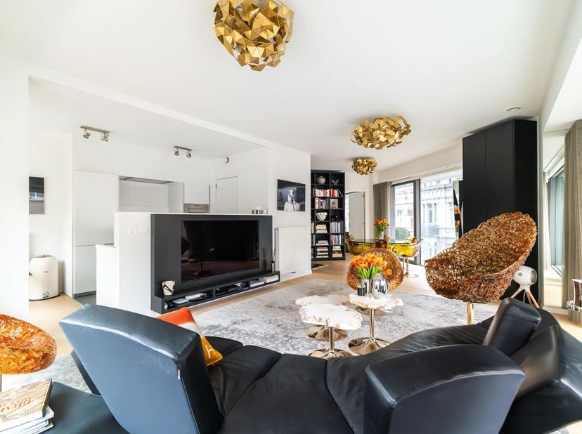 Situé sur la prestigieuse avenue Louise, à proximité immédiate du Bois de la Cambre, cet élégant appartement prend place au deuxième étage dun immeubl