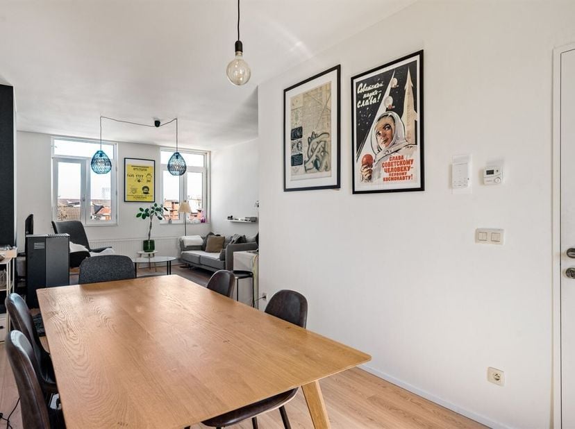 Ligging: Het appartement op Eugeen Joorsstraat 11, 3de verdieping, Antwerpen ligt in een rustige, aangename buurt met winkels, cafés en openbaar vervo